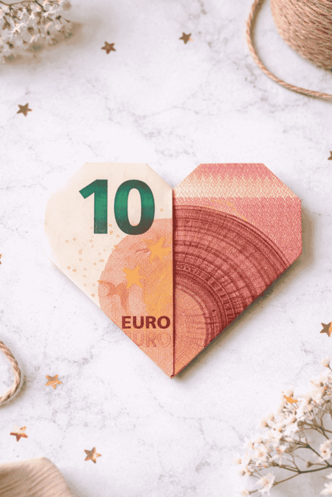 Herz aus Geldschein falten – einfache Schritt-für-Schritt-Anleitung
